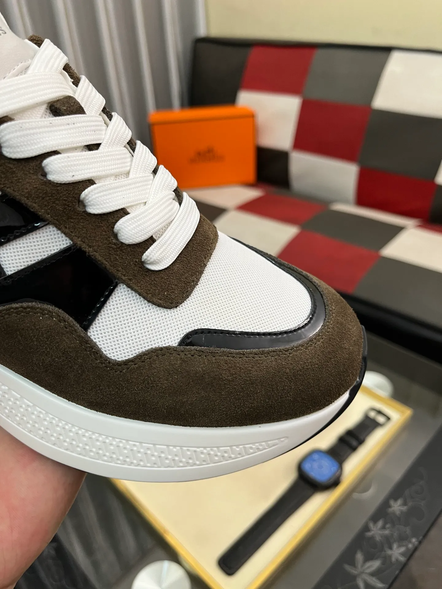 Men's shoes 💰540⌚️⌚️HERMES/Hermès Hugo thick-soled sneakers, casual men's shoes, these sneakers are made of imported first-layer cowhide leather and breathable mesh design. The contrasting color design creates a dynamic and modern shape. The front end of the toe is decorated with natural-color rubber inlays, which is novel and fashionable. The texture is incomparable, with cowhide lining and cowhide foot pads, the upper foot is comfortable and breathable, and the rubber sole is decorated with geometric patterns and iconic "H" details. A very personal one! Size: 38-44